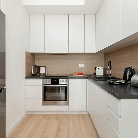 Bright Obroncow Wybrzeza With Parking By Renters * 그단스크