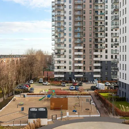 Bright Obroncow Wybrzeza With Parking By Renters Apartment