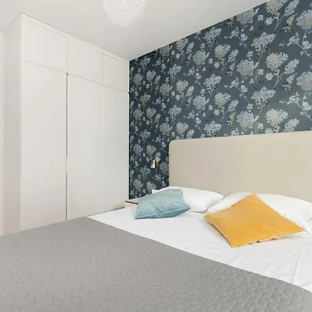 Bright Obroncow Wybrzeza With Parking By Renters Apartment