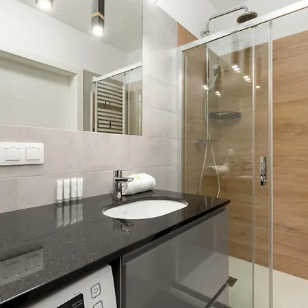 Apartment Bright Obroncow Wybrzeza With Parking By Renters