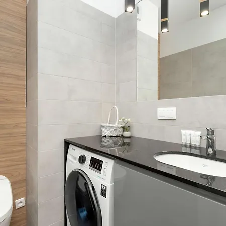 Apartment Bright Obroncow Wybrzeza With Parking By Renters *