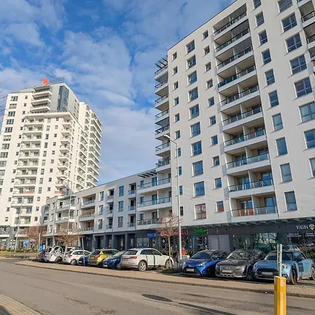 Apartment Bright Obroncow Wybrzeza With Parking By Renters