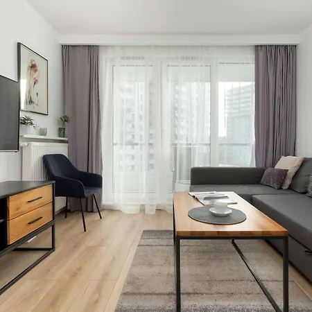 Bright Obroncow Wybrzeza With Parking By Renters Apartment *