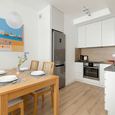 Bright Obroncow Wybrzeza With Parking By Renters Apartment *
