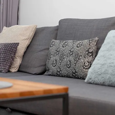 Bright Obroncow Wybrzeza With Parking By Renters Apartment