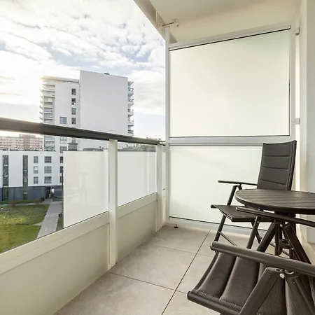 Apartment Bright Obroncow Wybrzeza With Parking By Renters